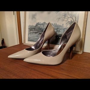 Guess pumps